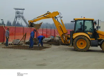 &scaron;panska naložba v Beli krajini, delavci Begrada bager gradbi&scaron;če Kanižarica tovarna premičnih hi&scaron;ic