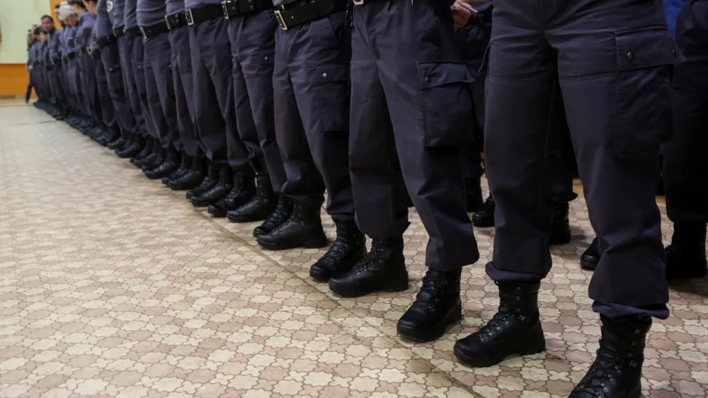 - simbolična fotografija - Policija - pomožni policist - policijska uniforma <br><br><br> - 03.02.2017 - Policijska akademija Tacen - Svečana zaprisega 1. generacije pomožnih policistov - pomožni policisti in policistke razporejeni v matične enote, ki bodo ob morebitnem vpoklicu izvajali policijska pooblastila.   //FOTO: Luka Cjuha.