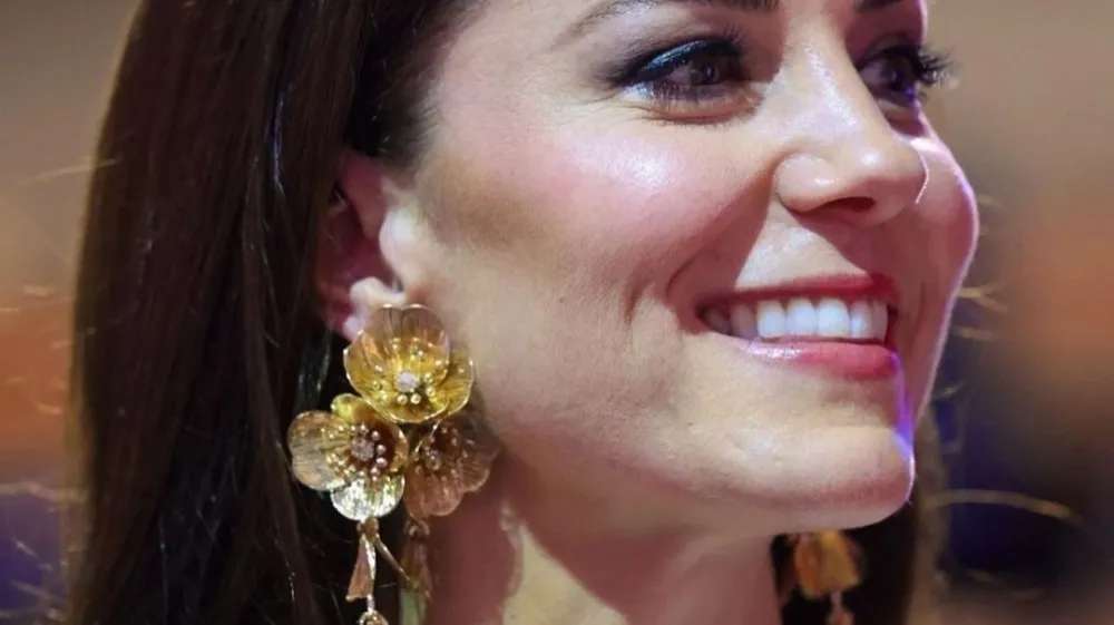 Za kovinske viseče uhane boste v Zari od&scaron;teli nekaj manj kot 16 evrov. F Instagram