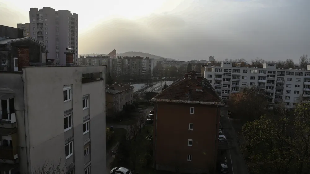 <br><br><br>- 27.03.2020 -Onesnažena Ljubljana - Evropo zajel saharski prah, mejne vrednost PM10 - zeelo visoka onesnaženost zraka s saharskih prahom nad Slovenijo. FOTO: Luka Cjuha