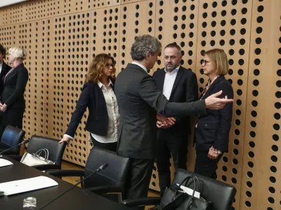 predsednik vlade dr. Robert Golob<br>podpredsednik vlade in minister za zdravje Danijel Be&scaron;iič Loredan<br>ministrica za javno upravo in ministrica v funkciji ministrice za notranje zadeve Sanja Ajanović Hovnik<br><br>- 18.01.2023 - Brdo pri Kranju &ndash; 3. Vrh koalicije 2023 - srečanje koalicijskih partnerjev Gibanje Svoboda, SD in Levica - posvet poslancev strank vladne koalicije ter ministrske ekipe o aktualnih političnih zadevah: reformnih projektov na področju zdravstva, davkov, pokojnin, &scaron;olstva, reforme plačnega sistema v javnem sektorju in stanovanjske politike<br><br>&nbsp;<br><br>//FOTO: Luka Cjuha