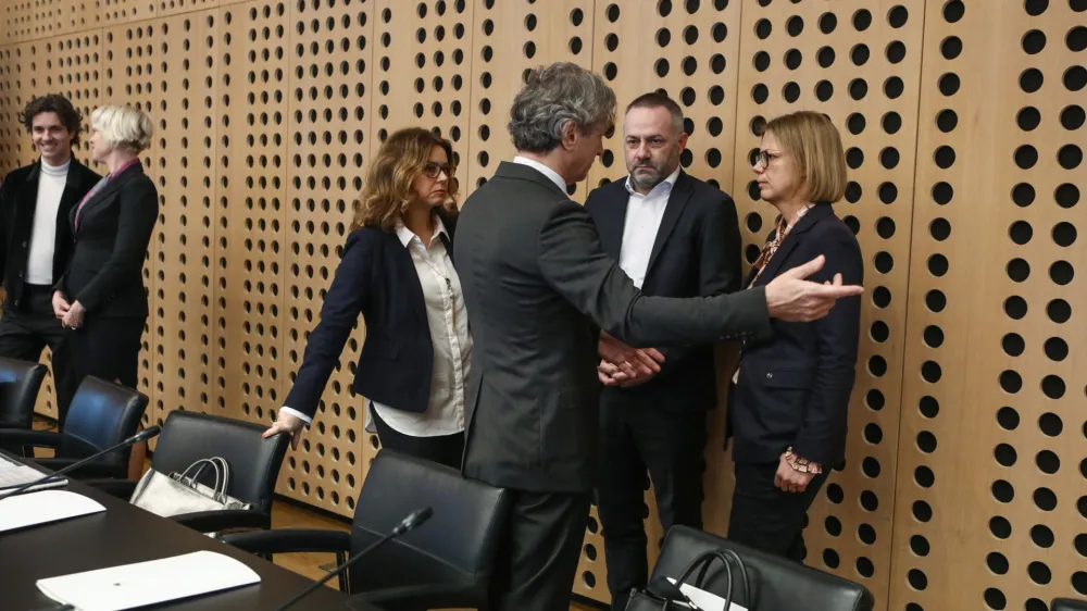 predsednik vlade dr. Robert Golob<br>podpredsednik vlade in minister za zdravje Danijel Be&scaron;iič Loredan<br>ministrica za javno upravo in ministrica v funkciji ministrice za notranje zadeve Sanja Ajanović Hovnik<br><br>- 18.01.2023 - Brdo pri Kranju &ndash; 3. Vrh koalicije 2023 - srečanje koalicijskih partnerjev Gibanje Svoboda, SD in Levica - posvet poslancev strank vladne koalicije ter ministrske ekipe o aktualnih političnih zadevah: reformnih projektov na področju zdravstva, davkov, pokojnin, &scaron;olstva, reforme plačnega sistema v javnem sektorju in stanovanjske politike<br><br>&nbsp;<br><br>//FOTO: Luka Cjuha