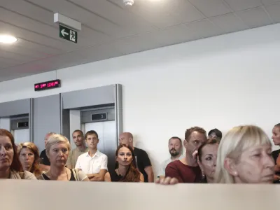 - zaposleni na RTV - - 03.09.2015 - Radiotelevizija Slovenija (RTV) - vodstvo je na novinarski konferenci predstavilo trenutne razmere na Televiziji Slovenija, potem ko je dru&scaron;tvo novinarjev (DNS) opozorilo na &scaron;tevilne domnevno sporne kadrovske in programske spremembe. ///FOTO: Luka Cjuha