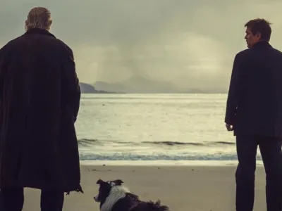 Sojenice iz Inisherina je dobesedni prevod filma scenarista in režiserja Martina McDonagha, ki ga pri nas gledamo pod naslovom Du&scaron;e otoka.&nbsp;