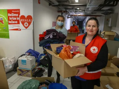- 03.03.2022 &ndash; Logatec - Humanitarni center RKS - Rdeči križ Slovenije - zbiranje hrane in higienskih pripomočkov za begunce in prizadete iz Ukrajine &ndash; vojna v Ukrajini &ndash; osmi dan voja&scaron;ke agresije Rusije na Ukrajino &ndash; humanitarna pomoč //FOTO: Luka Cjuha.