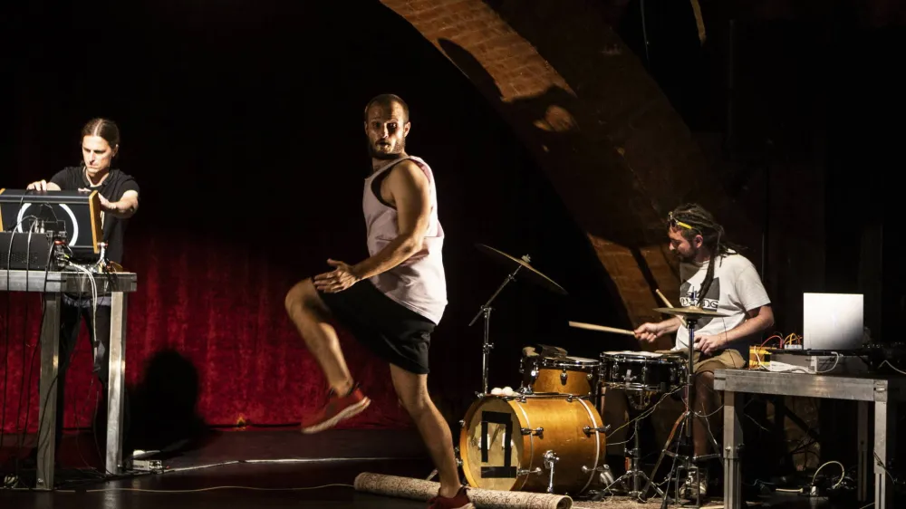 Vstajenje 2.0, avtorstvo in izvedba Elvis Homan, Beno Novak in Bo&scaron;tjan Simon