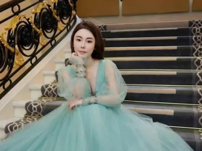 28-letno hongkon&scaron;ko manekenko so na&scaron;li umorjeno v hi&scaron;i biv&scaron;ega moža. Policija je že prijela njegove star&scaron;e in brata, s katerimi naj bi bila žrtev v finančnem sporu. 