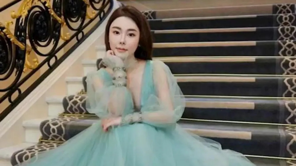 28-letno hongkon&scaron;ko manekenko so na&scaron;li umorjeno v hi&scaron;i biv&scaron;ega moža. Policija je že prijela njegove star&scaron;e in brata, s katerimi naj bi bila žrtev v finančnem sporu. 