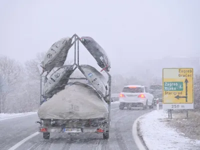 Kak&scaron;nih 500 ljudi je v nedeljo in ponedeljek ostalo ujetih ob hrva&scaron;kih cestah. Na varno so jih v konvojih spravili policisti. 