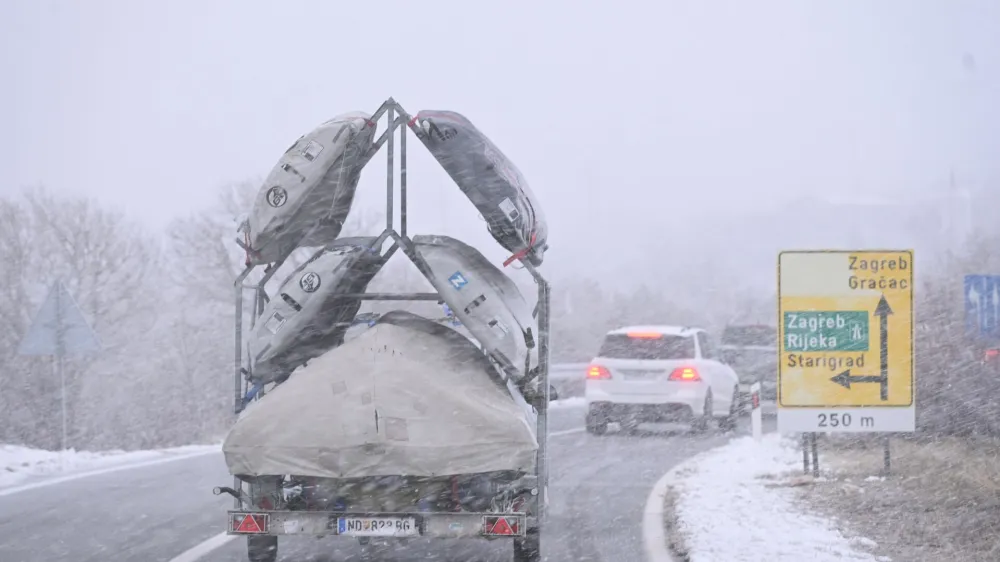 Kak&scaron;nih 500 ljudi je v nedeljo in ponedeljek ostalo ujetih ob hrva&scaron;kih cestah. Na varno so jih v konvojih spravili policisti. 