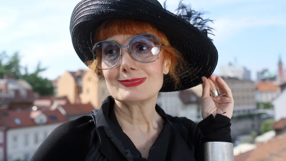 12.06.2015 - Josipa Lisac, hrva&scaron;ka diva - pevka, igralka in modna ikona - ena najbolj&scaron;ih in najatraktivnej&scaron;ih umetnic nekdanje Jugoslavije, ki se pona&scaron;a z več kot &scaron;tirimi desetletji uspe&scaron;ne kariere pred prihajajočem gala koncertom v ljubljanskih Križankah ///FOTO: Jaka Gasar