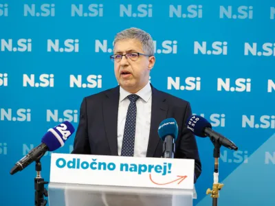 Ljubljana, DZ.<br>Novinarska konferenca stranke NSi na kateri so predstavil razloge za sklic nujne seje komisije DZ za nadzor javnih financ z obravnavo suma netransparentnosti in korupcijskih tveganj pri postopku oddaje javnega narocila za odstranitev zacasnih tehnicnih ovir na meji s Hrvasko.<br>Poslanec NSi Janez Zakelj.