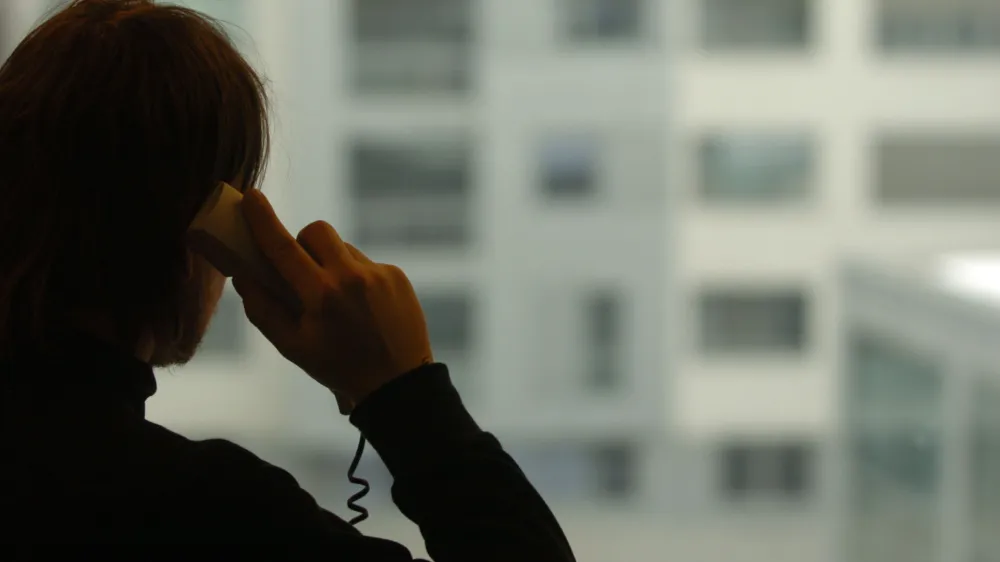 iklustracija - telefoniranje - prislu&scaron;kovanje,<br>, // FOTO: Luka Cjuha<br><br>OPOMBA: ZA OBJAVO V ČASOPISU DNEVNIK