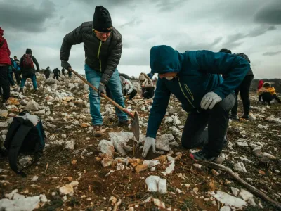 Častitljivih 70 let je Zveza prijateljev mladine Slovenije (ZPMS) obeležila z zasaditvijo 70 dreves na Krasu. Foto:&nbsp;Piqant visuals