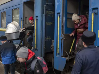Za ukrajinske begunce se bo 4. marca status začasne za&scaron;čite podalj&scaron;al &scaron;e za leto dni. (Fotografija z začetka vojne prikazuje prihod beguncev v ukrajinski Lvov.) Foto: Jaka Gasar&nbsp;