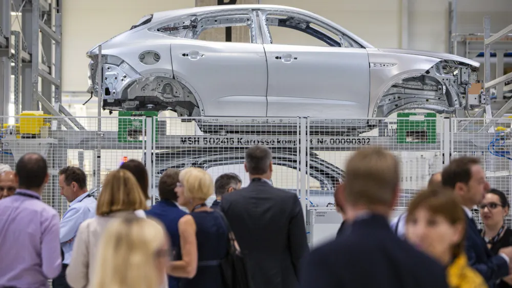 Desetega julija 2019 je bila slovesnost ob začetku proizvodnje v tovarni Magna Steyr. Danes so sporočili, da bodo obrat poslali v &raquo;fazo mirovanja&laquo;. Foto: Matjaž Ru&scaron;t&nbsp;