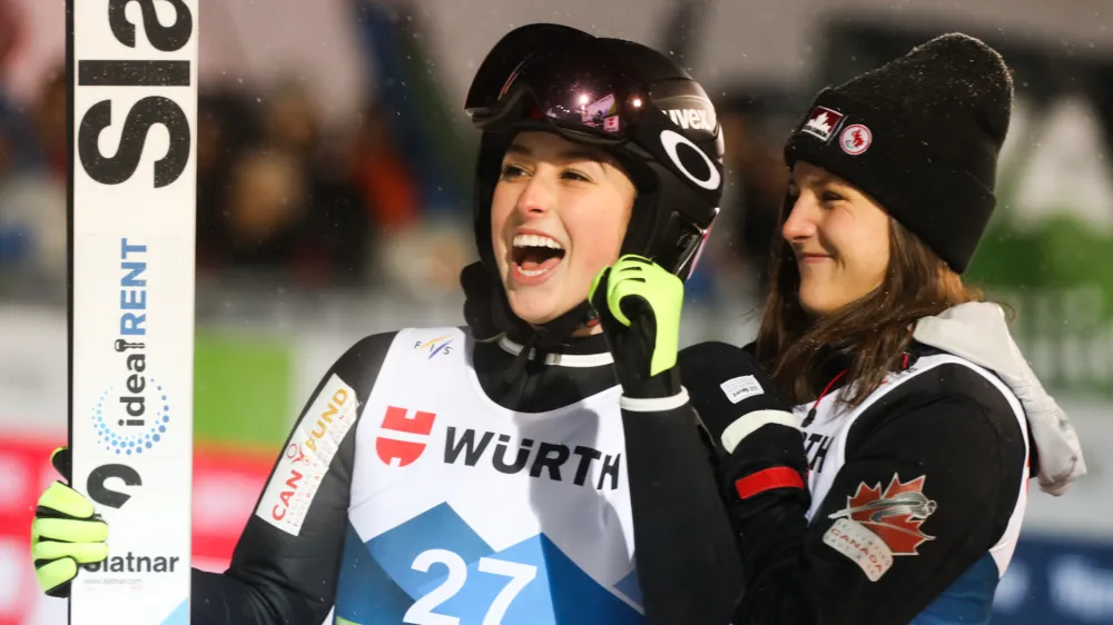 zmagovalka Alexandra Loutitt iz Kanade in Abigail Strate- smučarski skoki &ndash; posamična tekma ženske na veliki skakalnici -- 01.03.2023 -&nbsp;43.&nbsp;Svetovno prvenstvo v nordijskem smučanju PLANICA 2023&nbsp;- največji &scaron;portni dogodek v zgodovini Slovenije,&nbsp;//FOTO: Bojan Velikonja//FOTO: Bojan Velikonja