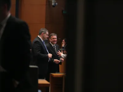 poslanec Sd Dejan Židan in predsednik Pozitivne Slovenije (PS) in kandidat za mandatarja Zoran Jankovič<br><br><br>- 2. izredna seja DZ 2012, - glasovanje o predlogu predsednika države Danila T&uuml;rka, naj za mandatarja za sestavo vlade imenuje predsednika Pozitivne Slovenije Zorana Jankoviča, kateri ni dobil potrebne večine glasov in tako ni bil izvoljen za mandatarja.<br><br><br>//FOTO: Luka Cjuha