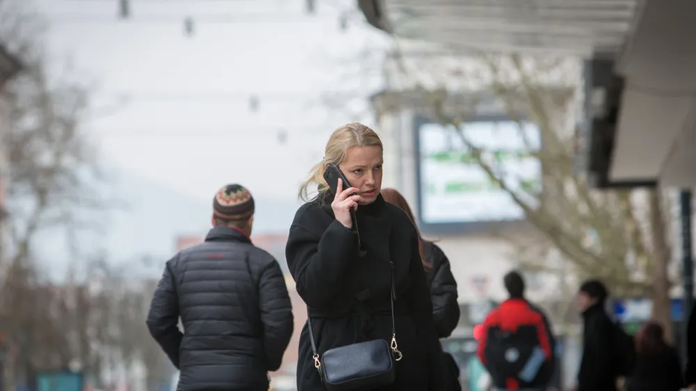 - 15.03.2016 - simbolična fotografija - telefoniranje - mobilni telefon - mobitel - klepet -..//FOTO: Maja Marko