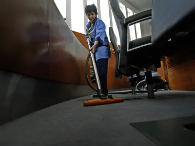 či&scaron;čenje v državnem zboru - čistilka - čistilni servisi - čistilke - či&scaron;čenje ///FOTO: Matej Pov&scaron;eOPOMBA: ZA OBJAVO V PRILOGI &ndash; DNEVNIKOV OBJEKTIV - REPORTAŽA