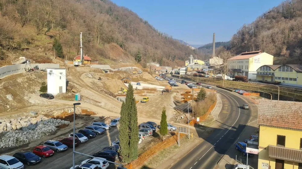 Kmalu bodo v Hrastniku, tik ob državni cesti, poru&scaron;ili &scaron;e zadnji objekt, prodajalno kemičnih izdelkov.