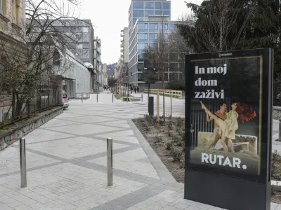 Mestna občina Ljubljana je del Čufarjeve ulice med Miklo&scaron;ičevo in Resljevo cesto s celovito prenovo na novo tlakovala, namestila nove klopi in pitnik ter na novo uredila male svetlobne vitrine za ogla&scaron;evanje.