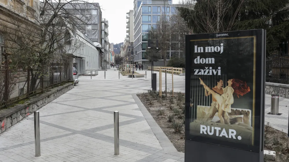 Mestna občina Ljubljana je del Čufarjeve ulice med Miklo&scaron;ičevo in Resljevo cesto s celovito prenovo na novo tlakovala, namestila nove klopi in pitnik ter na novo uredila male svetlobne vitrine za ogla&scaron;evanje.
