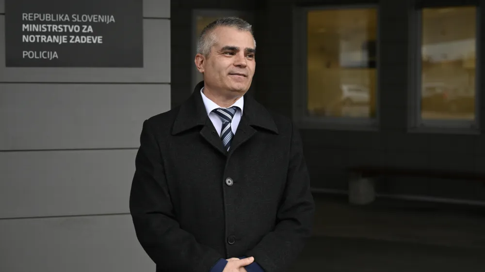 Novi vr&scaron;ilec dolžnosti generalnega direktorja policije Senad Ju&scaron;ić je pred tem služboval v službi generalnega direktorja policije in v času epidemije sodeloval tudi v operativnem &scaron;tabu generalne policijske uprave, na račun katerega je prejel nekatere sporne dodatke.