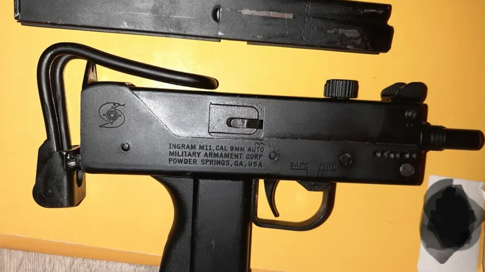 Policisti so zasegli avtomatsko pi&scaron;tolo znamke Ingram, kalibra 9 mm.