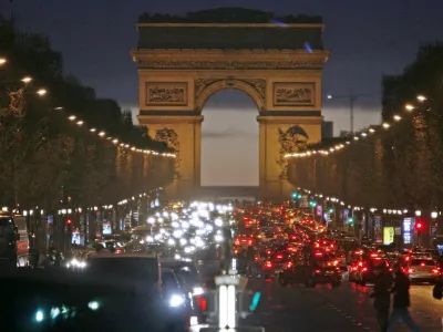 - elizejske poljane in slavolok zmage,- FRANCIJA - Pariz - pridružitev EU: ustanovna članica - članica zveze NATO od 1949- Povr&scaron;ina 547.030 km2- Prebivalstvo 62,9 milijona (2002) (Francozi 91%, Bretonci, Alzačani, Lorenci, Katalonci, Italijani) - Valuta evro (EUR) - Dnevnik z avtodomom po Evropi 2008 - Evropska mesta&ndash; 50 let Evropske unije - 27 držav članic EU - Evropska unija - //FOTO: Bojan VelikonjaOPOMBA: ZA OBJAVO V ČASOPISU DNEVNIK