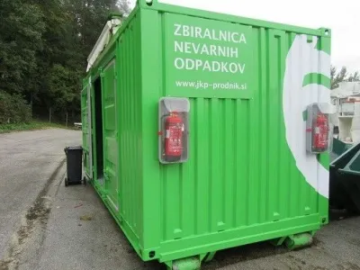 Med nevarne odpadke spadajo:<br><br>akumulatorji, baterije,<br>zdravila,<br>pesticidi,<br>barve, laki,<br>topila, razredčila, lepila,<br>kozmetika,<br>čistila,<br>neonske cevi,<br>odpadno jedilno in motorno olje,<br>pločevinke s potisnim plinom,<br>embalaža, onesnažena z nevarnimi snovmi &hellip;<br>Prosimo vas, da pri predaji nevarnih odpadkov upo&scaron;tevate naslednja navodila:<br><br>Nevarne odpadke hranite v originalni embalaži, ki naj bo dobro zaprta, da med prevozom na zbirno mesto ne pride do razlitja vsebine.<br>Tekoči odpadki naj bodo v zaprti posodi.<br>Ostri odpadki morajo biti v zaprti posodi iz stekla ali trde plastike.<br>Pomembno je, da se odpadki med seboj ne me&scaron;ajo, saj to lahko povzroči nepredvideno reakcijo med različnimi snovmi.<br>Odpadke naj prinesejo polnoletne osebe, ki bodo pri rokovanju z njimi upo&scaron;tevale varstveno tehnična navodila, ki ste jih dobili z nakupom izdelka, iz katerega je odpadek nastal.<br>Dokler nevarnih odpadkov ne oddate v akciji zbiranja, jih hranite na suhem, varnem in otrokom nedosegljivem mestu.<br>Nevarne odpadke lahko kadarkoli v okviru delovnega časa brezplačno oddate tudi v Centru za ravnanje z odpadki Dob.