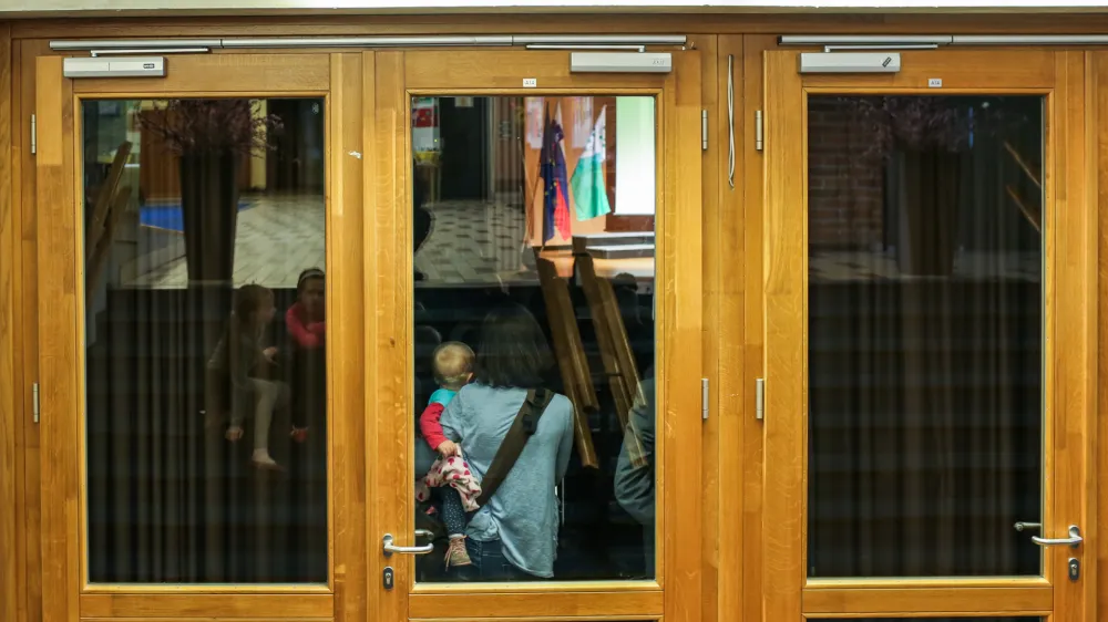 Simbolična fotografija, &scaron;olstvo, otroci, otrok, - 28.03.2017 - O&Scaron; Brezovica pri Ljubljani - projekt SKUPAJ SMO VEČJI - otroci in &scaron;olarji ustvarjali risbe in slike z namenom sestaviti največjo sestavljeno risbo na svetu za guinnessovo knjigo rekordov.    //FOTO: Bojan Velikonja