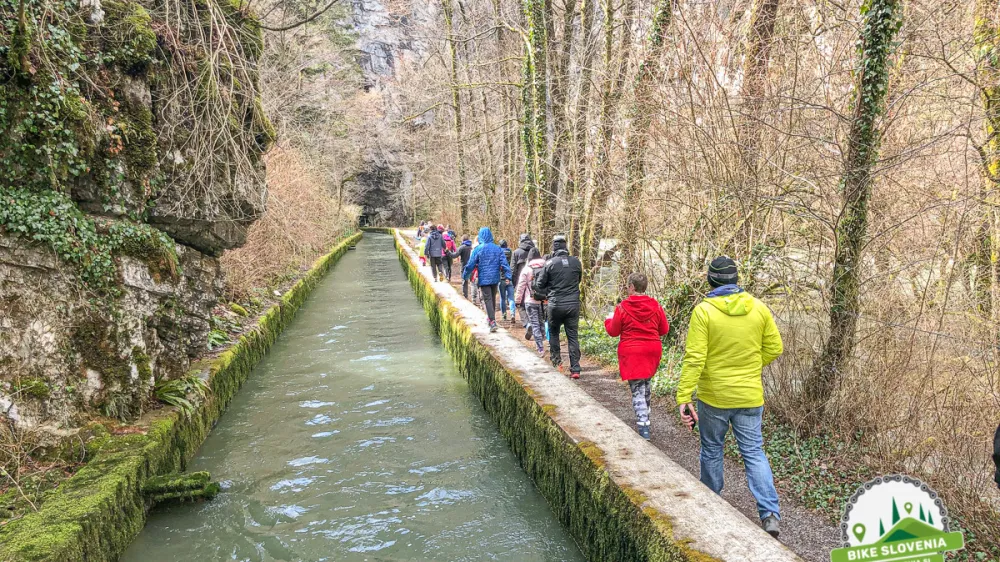 SPREHOD MED TREMI REKAMI PLANINSKEGA POLJA Obeležujemo Mednarodni dan turističnih vodnikov