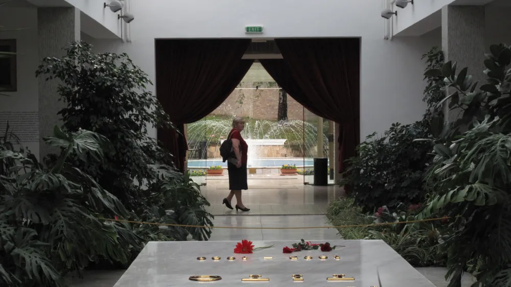 grob Josip Broz - TITO<br><br><br>- 3.11.2013 BEOGRAD - Hi&scaron;a cvetja - mavzolej nekdanjega predsednika SFRJ Josipa Broza Tita na Dedinjah kjer so 26.10.2013 pokopali Jovanko Broz,<br><br> <br> //FOTO: Luka Cjuha