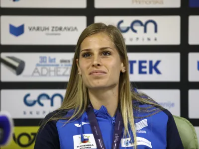 Anita Horvat je osvojila srebrno medaljo v teku na 800 metrov07.03.2023 &ndash; Atletska zveza Slovenije (AZS) - mo&scaron;ka in ženska atletska reprezentanca po vrnitvi iz 37. dvoranskega evropskega prvenstva v atletiki v Istanbulu - atleti - atletika //FOTO: Luka Cjuha