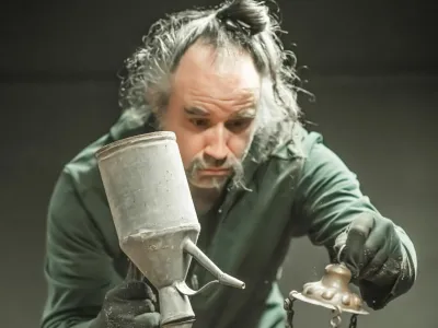 V postavitvi Macbetha, ki jo je v LGL zasnoval in zrežiral Matteo Spiazzi, nastopajo Miha Arh (na fotografiji), Asja Kahrimanović Babnik in Filip &Scaron;eb&scaron;ajevič.