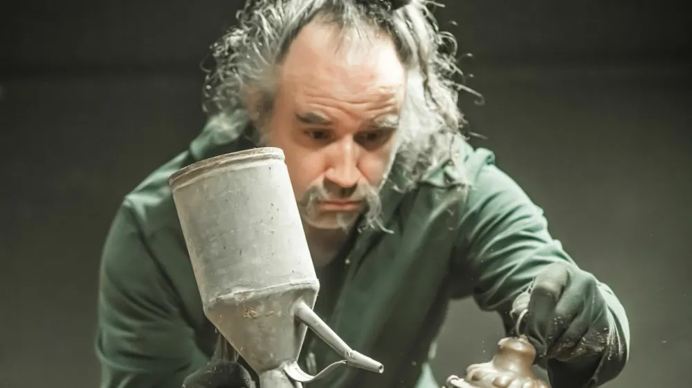 V postavitvi Macbetha, ki jo je v LGL zasnoval in zrežiral Matteo Spiazzi, nastopajo Miha Arh (na fotografiji), Asja Kahrimanović Babnik in Filip &Scaron;eb&scaron;ajevič.