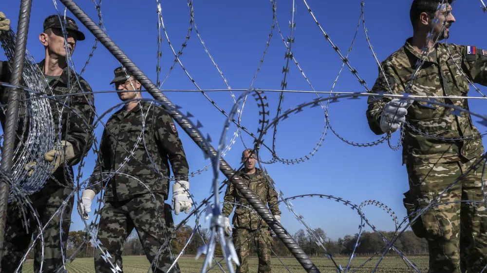 - 11.11.2015 - Gibina v Občini Razkrižje ob reki Muri - slovenska vojska je na meji s Hrva&scaron;ko začela postavljati prve tehnične ovire oziroma žičnato ograjo, ki bo usmerjala prebežnike proti nadzornim vstopnim točkam - začasna usmerjevalna in varovana žičnata ograja - schengensko območje   - Begunci 2015 - migracije po zahodni balkanski poti - migracijska pot beguncev iz Sirije, Afganistana in Iraka čez Balkan proti zahodni Evropi - evropska begunska kriza - migranti   //FOTO: Jaka Gasar