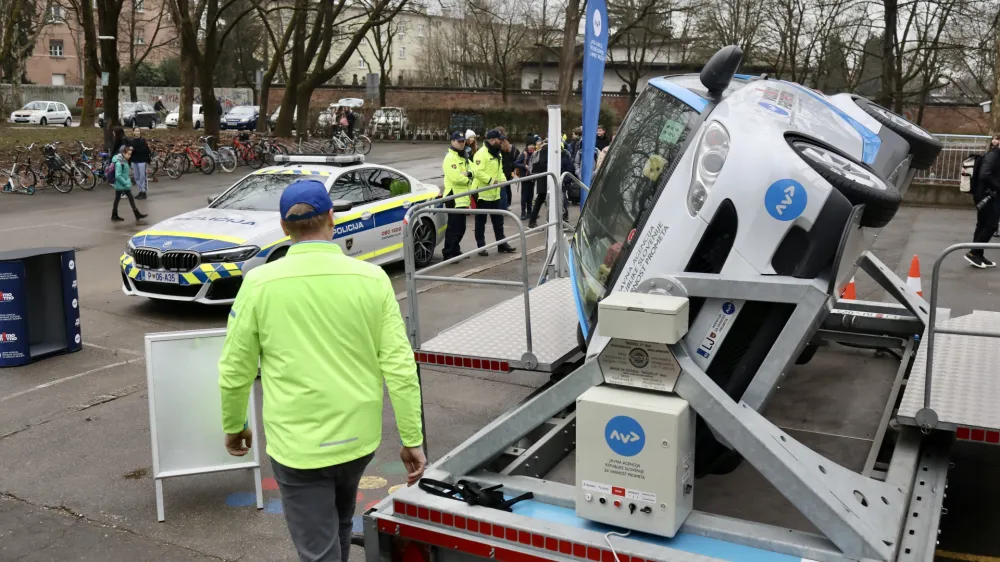 Pravi pomen pripetosti se pokaže ob huj&scaron;ih prometnih nesrečah. V praksi lahko to neboleče preizkusite z obračalnikom. Foto: Jaka Gasar