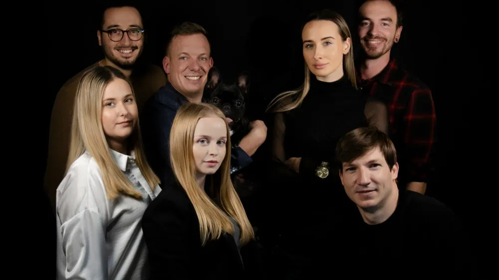 Ekipa podjetja Pharsol, katerega ustanovitelj in direktor je Miha Rajh (drugi z leve zgoraj). F Pharsol