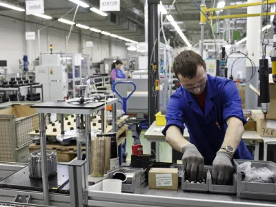 proizvodnja<br><br><br>- DOMEL, elektromotorji in gospodinjski aparati d.o.o. Železniki, - globalni razvojni dobavitelj dovr&scaron;enih re&scaron;itev elektromotornih pogonov in komponent, temelječih na lastnih inovativnih tehnologijah - podjetje v pretežni lasti delavcev    ///FOTO: Luka CjuhaOPOMBA: ZA OBJAVO V PRILOGI &ndash; DNEVNIKOV OBJEKTIV - REPORTAŽA 2013