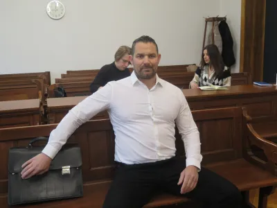 Rok Snežič je pred dnevi na mariborsko sodi&scaron;če pri&scaron;el v vlogi obtoženca, v vlogi zasebnega tožnika, ki preganja ministra Luko Mesca, pa včeraj&nbsp;na sodi&scaron;če ni pri&scaron;el.&nbsp;