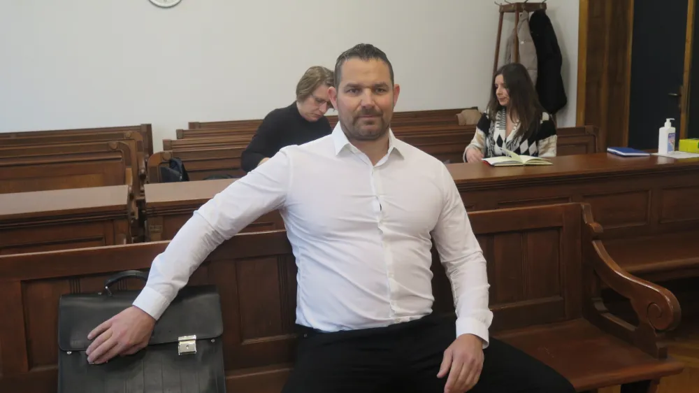 Rok Snežič je pred dnevi na mariborsko sodi&scaron;če pri&scaron;el v vlogi obtoženca, v vlogi zasebnega tožnika, ki preganja ministra Luko Mesca, pa včeraj&nbsp;na sodi&scaron;če ni pri&scaron;el.&nbsp;