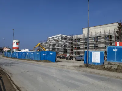V četrtni skupnosti ostro nasprotujejo predlogu investitorja, ki bi rad namesto &scaron;estoddelčnega vrtca v soseski zgradil dodatnih osem stanovanj za trg. Foto: Luka Cjuha