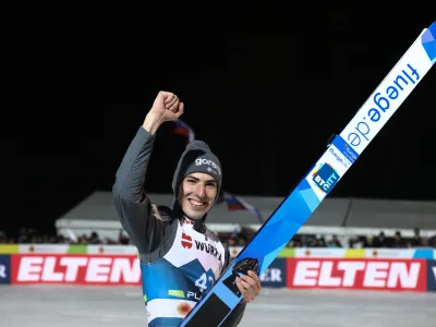 Slovenski smučarski skakalec Timi Zajc je zadržal dobro formo s svetovnega prvenstva v Planici. V dana&scaron;njih kvalifikacijah za dana&scaron;njo prvo tekmo norve&scaron;ke turneje v Oslu je osvojil drugo mesto in za zmagovalcem, Poljakom Dawidom Kubackim, zaostal &scaron;tiri desetinke točke. Foto: Luka Cjuha