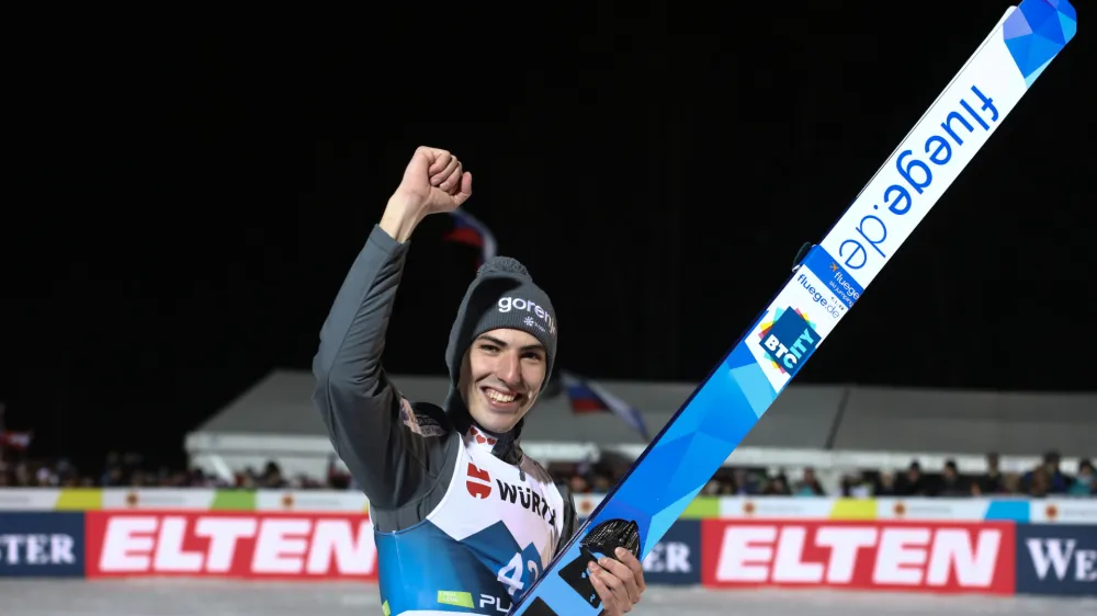 Slovenski smučarski skakalec Timi Zajc je zadržal dobro formo s svetovnega prvenstva v Planici. V dana&scaron;njih kvalifikacijah za dana&scaron;njo prvo tekmo norve&scaron;ke turneje v Oslu je osvojil drugo mesto in za zmagovalcem, Poljakom Dawidom Kubackim, zaostal &scaron;tiri desetinke točke. Foto: Luka Cjuha