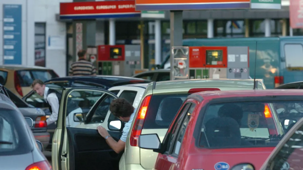 V času reguliranih cen naftnih derivatov, ki jih je država postavila nižje kot v sosednjih državah, so se prodane količine povečale za kar 36 odstotkov.&nbsp;