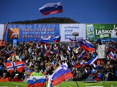 &Scaron;tevilne slovenske zastave so najbolj plapolale, ko sta bila na progi Žan Kranjec in &Scaron;tefan Hadalin.