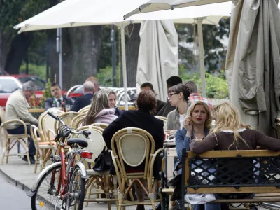 Promenada - gostinski vrt - gostinski lokal na tako imenovani ljubljanski plaži ob Ljubljanici - //FOTO: Luka CjuhaOPOMBA: ZA OBJAVO V ČASOPISU DNEVNIK