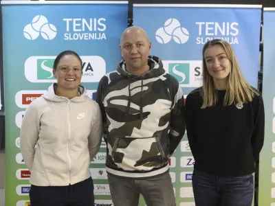 Pia Lovrič, Andrej Kra&scaron;evec, selektor ženske teni&scaron;ke reprezentance in Nika Potočnik<br><br> 14.03.2023 &ndash; Teni&scaron;ka zveza Slovenije &ndash; Tenis Slovenija - novinarska konferenca pred dvobojem ženskega teni&scaron;kega pokala Billie Jean King med Slovenijo in Romunijo; ženska teni&scaron;ka reprezentanca<br><br> <br><br>//FOTO: Luka Cjuha